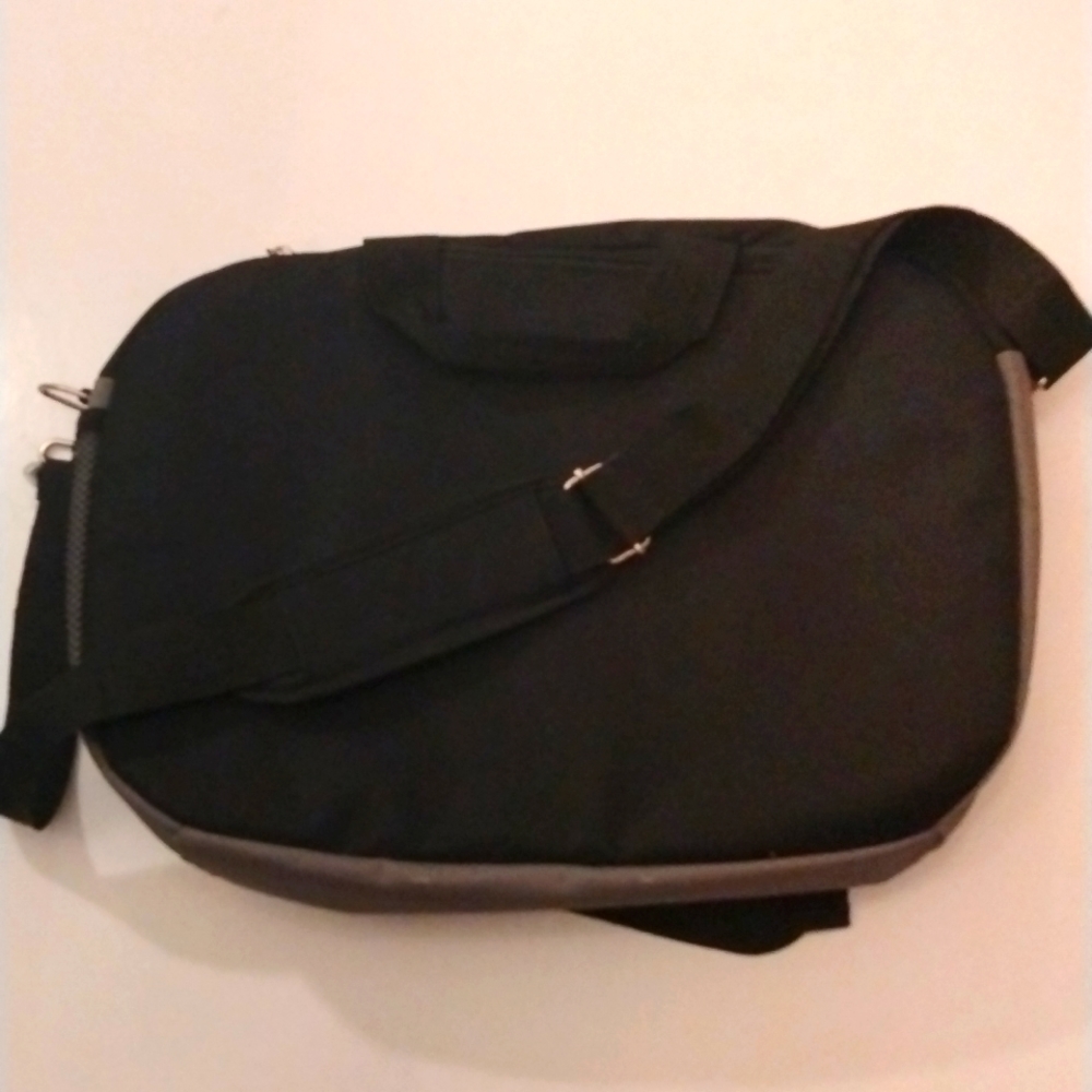 A laptop case - Picture 4 of 4